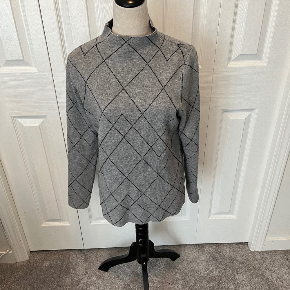 Tahari size m pullover